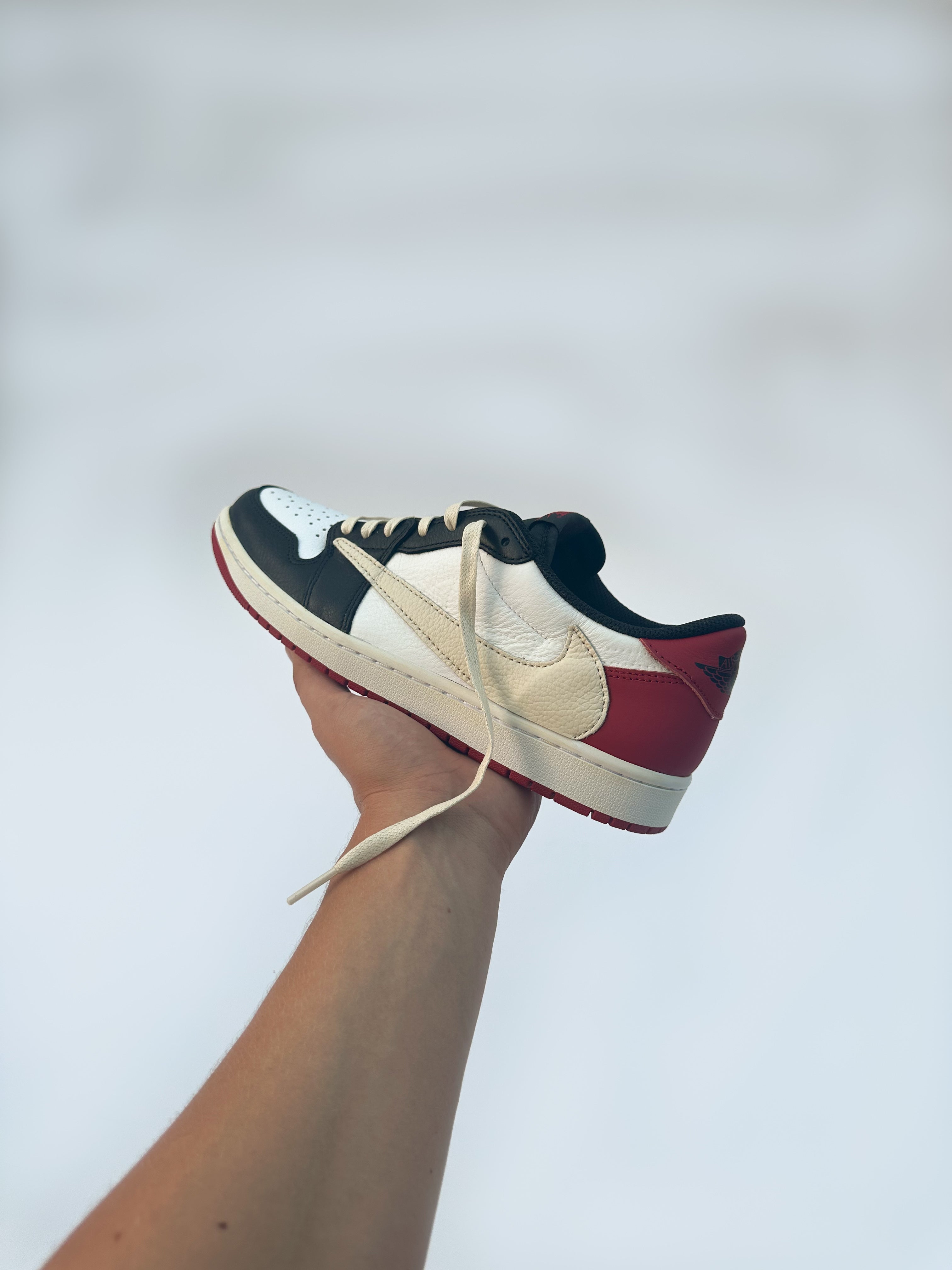 TRAVIS SCOTT JORDAN 1 LOW OG BLACK TOE