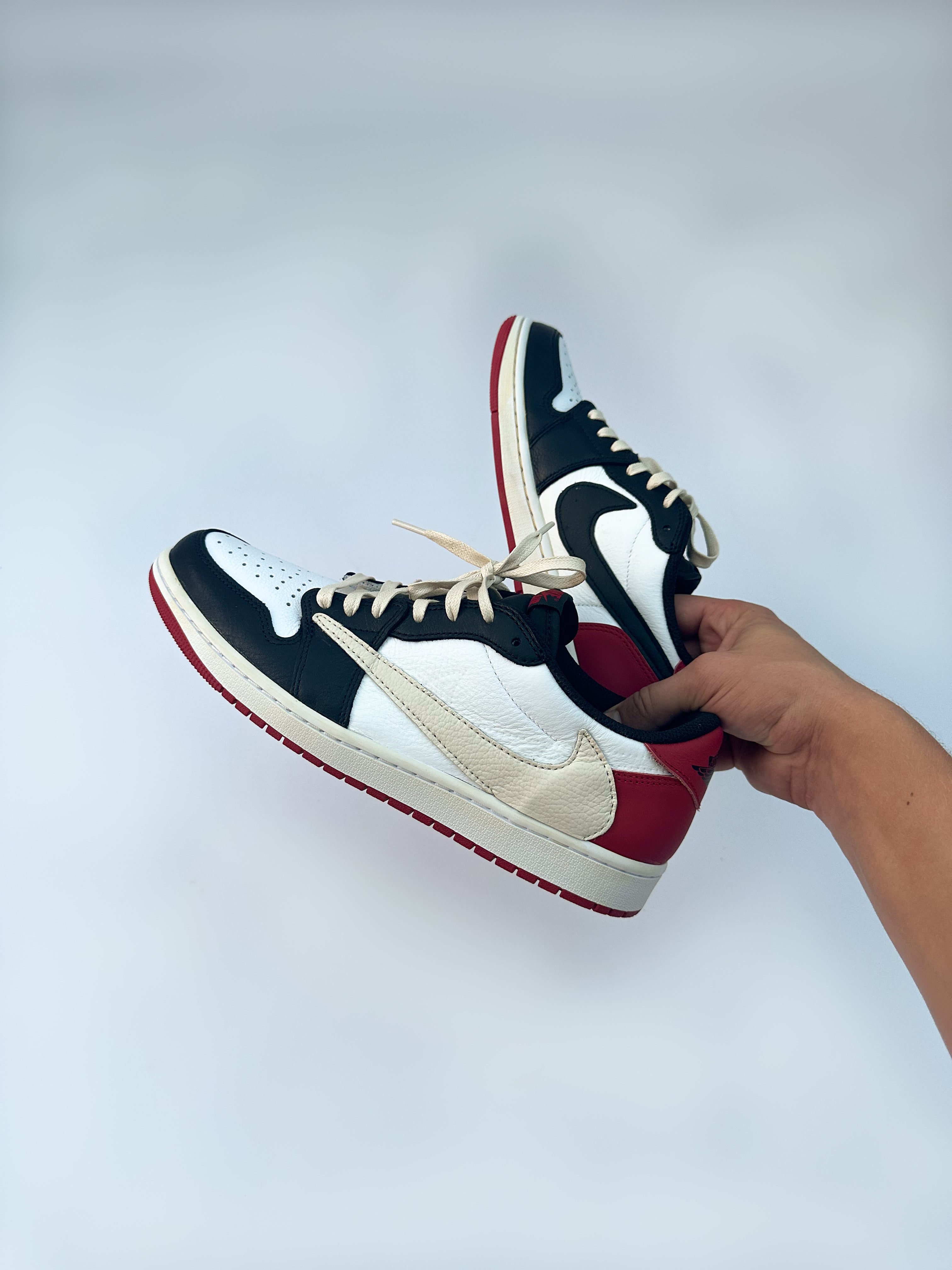 TRAVIS SCOTT JORDAN 1 LOW OG BLACK TOE